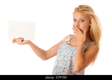 Nde woman holding a blank carte blanche dans ses mains pour texte promotionnel ou la bannière isolated over white background Banque D'Images