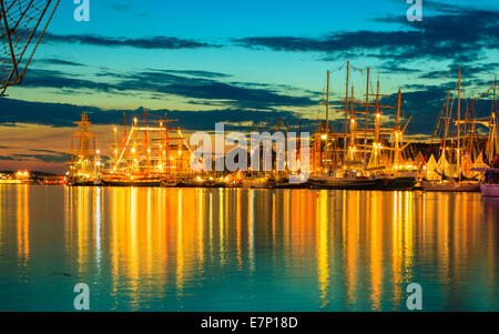 Voiliers dans le port lors de la Tall Ships Races Bergen, Norvège. Vue de nuit Banque D'Images