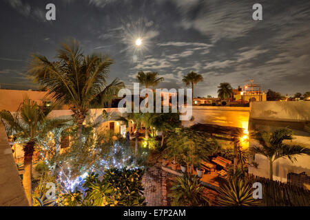 Le Mexique, l'Amérique du Nord, Baja, Baja California, hôtel, La Paz, El Angel Azul, nuit, rue, ville, lune Banque D'Images