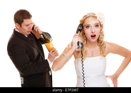 Difficultés de relation de mariage. Femme et homme ivre à parler au téléphone. Couple mariés se querellaient o isolés Banque D'Images