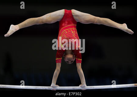 Incheon, Corée du Sud. 22 Sep, 2014. Huang Huidan de la concurrence de la Chine pendant les barres de gymnastique artistique féminine à l'événement 17e Jeux asiatiques à Incheon, Corée du Sud, du 22 septembre 2014. La Chine a remporté la médaille d'or de l'équipe féminine de gymnastique artistique du concours avec 229,300 points. Credit : Zheng Huansong/Xinhua/Alamy Live News Banque D'Images