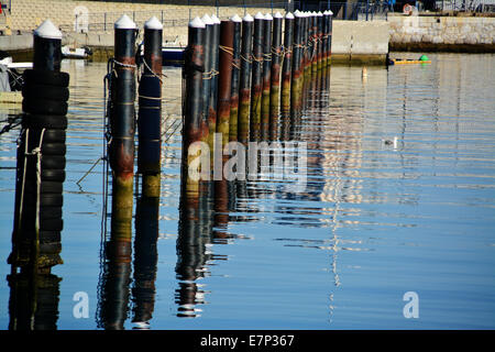 Les poteaux d'amarrage à Queensway Quay Marina à Gibraltar pour la maison de ville et des appartements. Port de plaisance à quai et d'amarrage. Banque D'Images