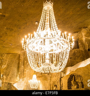 Grand vieux lustre dans la salle principale de la mine de sel de Wieliczka Banque D'Images