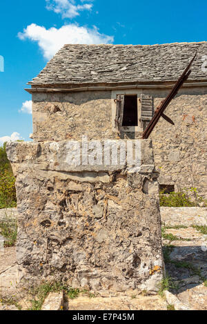 Puits en pierre dans village déserté Humac, île de Hvar, Croatie Banque D'Images