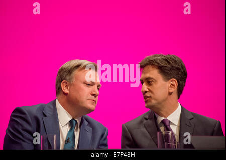 Manchester, UK. 22 Septembre, 2014. Ed Balls, Shadow Chancelier de l'Échiquier (à gauche), Conversations à Ed Miliband, Leader du Parti du travail (à droite), le deuxième jour de la conférence annuelle du Parti travailliste à Manchester Central Convention Complex Crédit : Russell Hart/Alamy Live News. Banque D'Images