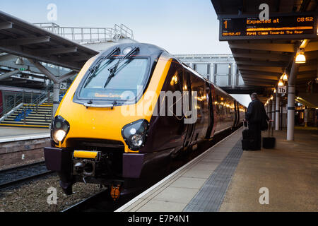 221 121 classe Super Voyager à Cardiff East Midlands, Crosscountry train de banlieue à la gare de Derby, Derbyshire, Royaume-Uni Banque D'Images