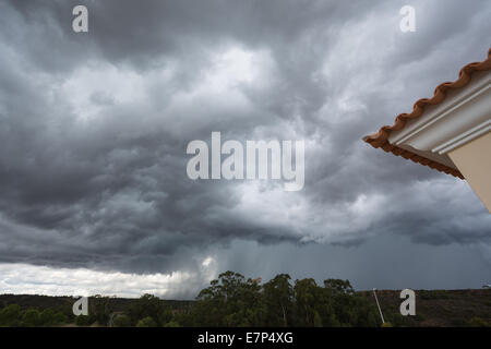 Ayamonte, Espagne. 22 septembre 2014. À la suite de l'avertissement météo nuages de tempête de recueillir plus de Costa Esuri, Ayamonte, Espagne. Credit : CBCK-Christine/Alamy Live News Banque D'Images