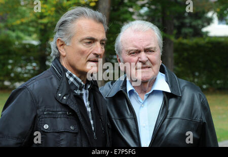 Munich, Allemagne. 22 Sep, 2014. Musicien Max Greger (R) et son fils Max Gregor jr arrivent pour le service funéraire pour Joachim Fuchsberger "Blacky" à August-Everding-Hall à Gruenwald, près de Munich, Allemagne, 22 septembre 2014. L'acteur et showmaster est décédé à l'âge de 87 ans le 11 septembre 2014. Photo : Tobias HASE/DPA/Alamy Live News Banque D'Images