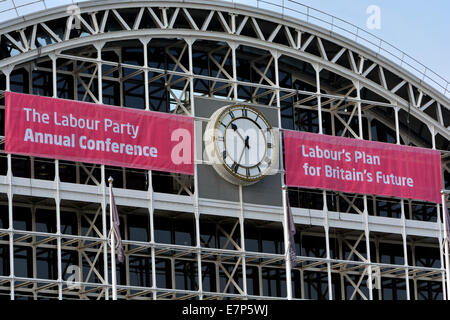 Manchester UK 22 septembre 2014 Manchester Central (GMEX auparavant) est le centre de la conférence du parti travailliste en 2014. En dehors de l'activité conférence du parti travailliste de Manchester, UK Crédit : John Fryer/Alamy Live News Banque D'Images