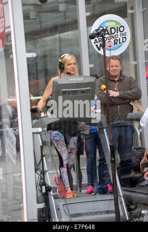 Jo Whiley exécutant un tapis roulant 26 heures marathon pour le sport Relief. Entre les pauses dans la BBC Radio 2 DJ a décidé de continuer son entraînement et aller courir avec Jo Whiley Où : London, Royaume-Uni Quand : 20 Mars 2014 Banque D'Images