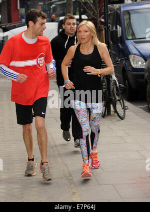 Jo Whiley exécutant un tapis roulant 26 heures marathon pour le sport Relief. Entre les pauses dans la BBC Radio 2 DJ a décidé de continuer son entraînement et aller courir avec Jo Whiley Où : London, Royaume-Uni Quand : 20 Mars 2014 Banque D'Images