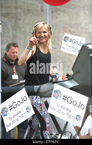 Jo Whiley engage son sport à l'extérieur des bâtiments BBC défi secours 20.03.14 Jo Whiley sur d' : son sport tapis de secours 20.03.14 défi Où : London, Royaume-Uni Quand : 20 Mars 2014 Banque D'Images