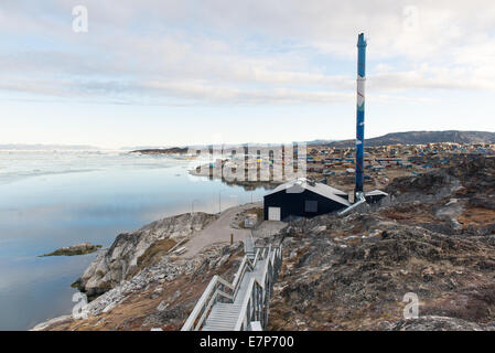 Illulissat au Groenland avec power station, mer et montagne Banque D'Images