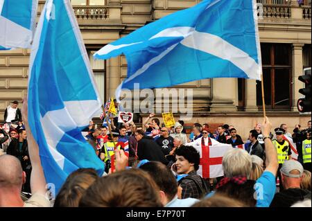 Les foules se rassemblent dans la région de George Square pour pro-indépendance rally. Protestation des syndicalistes/Loyalistes menant au stand off. Banque D'Images