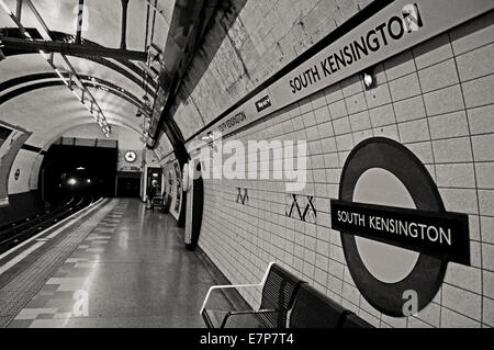 La station de métro South Kensington platform montrant cocarde, Royal Borough of Kensington and Chelsea, Londres, Angleterre, Royaume-Uni Banque D'Images