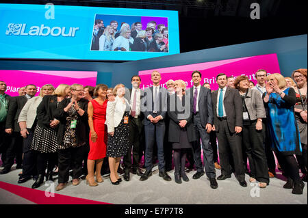 Manchester, UK. 22 Septembre, 2014. Une ligne des politiciens travaillistes y compris chef Ed Miliband le deuxième jour de la conférence annuelle du Parti travailliste à Manchester Central Convention Complex Crédit : Russell Hart/Alamy Live News. Banque D'Images