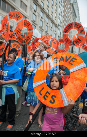 Un groupe représentant ceux effectués par l'Ouragan Sandy défilés New York en mars climatique Banque D'Images