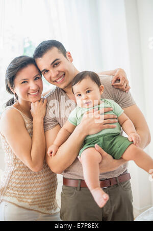 Famille avec bébé (6-11 mois) dans la chambre Banque D'Images