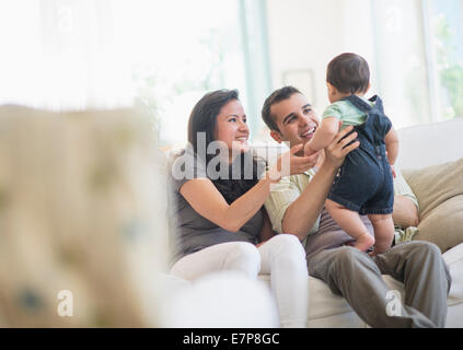 Famille avec bébé (6-11 mois) dans la salle de séjour Banque D'Images