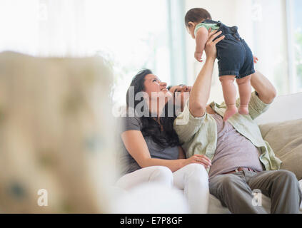 Famille avec bébé (6-11 mois) dans la salle de séjour Banque D'Images