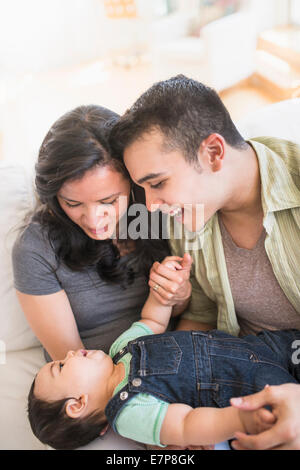 Famille avec bébé (6-11 mois) dans la salle de séjour Banque D'Images