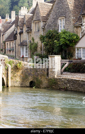 Le Village de Castle Combe Wiltshire Angleterre épouse de pierre et brook Banque D'Images