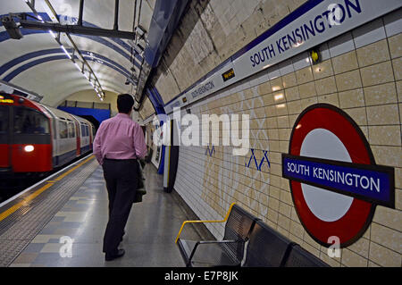 La station de métro South Kensington platform montrant cocarde, Royal Borough of Kensington and Chelsea, Londres, Angleterre, Royaume-Uni Banque D'Images