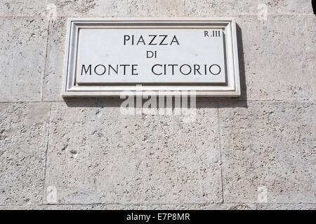 Plaque de rue de la célèbre Piazza di Monte Citorio. Rome. L'Italie. Banque D'Images