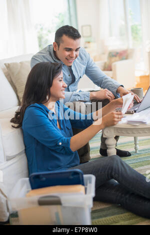 Couple dans la salle de séjour Banque D'Images