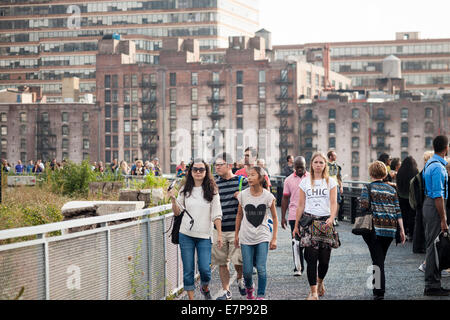 Visiteurs promenade du troisième et dernière phase de la populaire Le parc High Line Banque D'Images