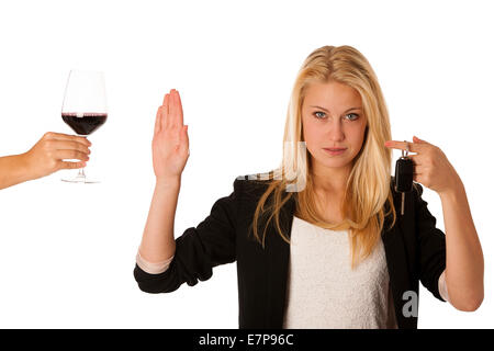 Belle blonde woman gesturing don't drink and drive le geste, avec le refus de prendre un verre de vin rouge isolated over white Banque D'Images