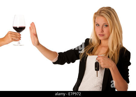 Belle blonde woman gesturing don't drink and drive le geste, avec le refus de prendre un verre de vin rouge isolated over white Banque D'Images