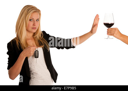 Belle blonde woman gesturing don't drink and drive le geste, avec le refus de prendre un verre de vin rouge isolated over white Banque D'Images