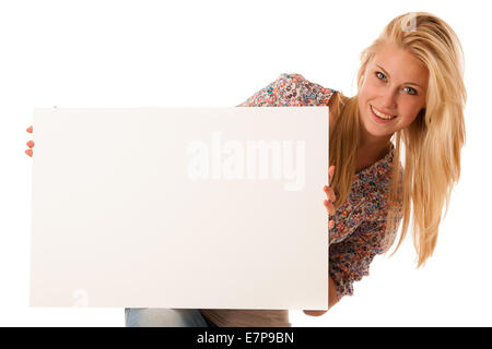 Nde woman holding a blank carte blanche dans ses mains pour texte promotionnel ou la bannière isolated over white background Banque D'Images