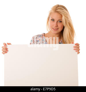 Nde woman holding a blank carte blanche dans ses mains pour texte promotionnel ou la bannière isolated over white background Banque D'Images