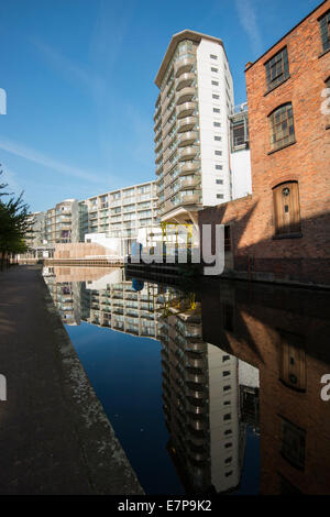 Le Nottingham l'un qui se reflète dans le canal dans la ville de Nottingham, Angleterre, Royaume-Uni Banque D'Images