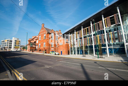 Queens Road par la gare dans la ville de Nottingham, Angleterre Royaume-uni Banque D'Images