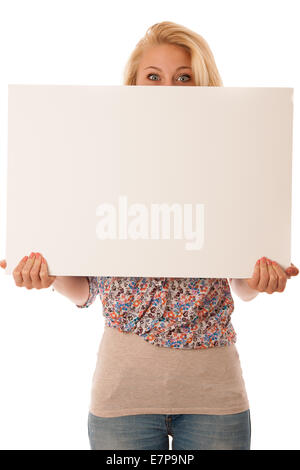 Nde woman holding a blank carte blanche dans ses mains pour texte promotionnel ou la bannière isolated over white background Banque D'Images