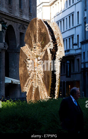 Scultura di Arnaldo Pomodoro a Milano, une sculpture d'Arnaldo Pomodoro dans Milan Banque D'Images