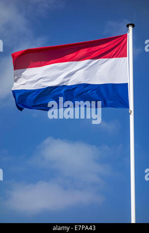 Drapeau national néerlandais des Pays-Bas le mât au vent contre ciel nuageux Banque D'Images