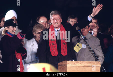 Albuquerque, Nouveau Mexique, USA. 3e Nov, 1992. Candidat démocrate Bill Clinton avec son épouse Hillary comme il attend pour parler à la foule au cours de la campagne présidentielle de 1992 à Albuquerque, N.M. Le 3 novembre à 1992. Clinton a ensuite battu George HW Bush pour la présidence. La femme de Clinton Hillary Clinton est à sa gauche.ZUMA PRESS/Scott A. Miller © Scott A. Miller/ZUMA/ZUMAPRESS.com/Alamy fil Live News Banque D'Images