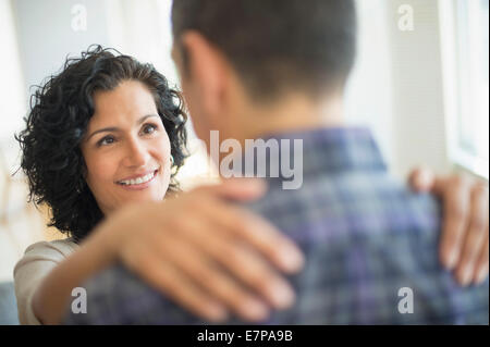 Woman embracing man Banque D'Images