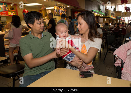 Vietnamese-Americans, mère, père, enfant, fille, Asian Garden Mall, City of westminster, Orange County, Californie Banque D'Images