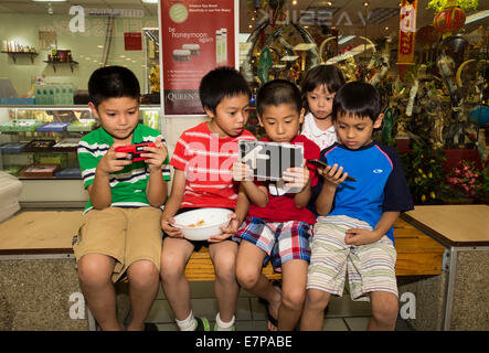 Vietnamese-American les enfants, garçons, fille, enfant, enfants, Asian Garden Mall, City of westminster, Orange County, Californie Banque D'Images