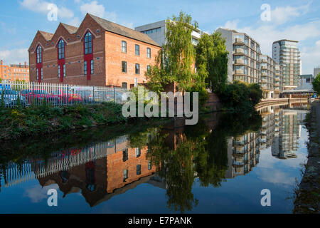 Les bâtiments reflètent dans le canal dans la ville de Nottingham, Angleterre, Royaume-Uni Banque D'Images