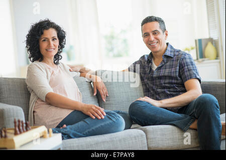 Couple sitting on sofa Banque D'Images
