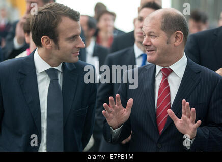 Hambourg, Allemagne. 22 Sep, 2014. Ministre de l'économie, le renouveau industriel et la technologie de l'information Emmanuel Macron (L) et le maire de Hambourg, Olaf Scholz parler lors d'une visite de l'usine d'Airbus à Hambourg, Allemagne, 22 septembre 2014. Le Premier ministre français, Valls et ministre de l'économie Macron visité Hambourg. Photo : AXEL HEIMKEN/DPA/Alamy Live News Banque D'Images