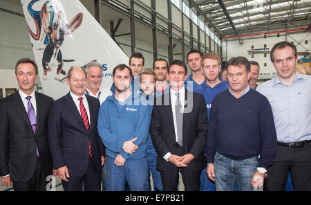 Hambourg, Allemagne. 22 Sep, 2014. Le Premier ministre français Manuel Valls (FRONTROW 4-L), maire de Hambourg Olaf Scholz (2-L) et CEO d'Airbus, Fabrice Brégier (L) se tenir entre les techniciens d'Airbus au cours d'une visite de l'usine d'Airbus à Hambourg, Allemagne, 22 septembre 2014. Le Premier ministre français, Valls et ministre de l'économie Macron visité Hambourg. Photo : AXEL HEIMKEN/DPA/Alamy Live News Banque D'Images