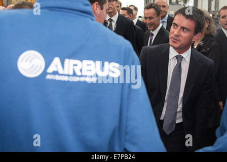 Hambourg, Allemagne. 22 Sep, 2014. Le Premier ministre français Manuel Valls parle aux employés d'Airbus au cours d'une visite de l'usine d'Airbus à Hambourg, Allemagne, 22 septembre 2014. Le Premier ministre français, Valls et ministre de l'économie Macron visité Hambourg. Photo : AXEL HEIMKEN/DPA/Alamy Live News Banque D'Images