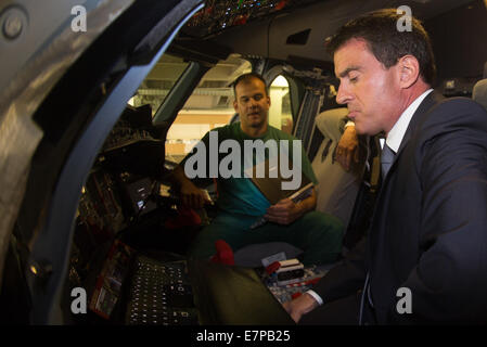 Hambourg, Allemagne. 22 Sep, 2014. Le Premier ministre français Manuel Valls (R) et un technicien d'Airbus s'asseoir dans le cockpit d'un Airbus A380 lors d'une visite de l'usine d'Airbus à Hambourg, Allemagne, 22 septembre 2014. Le Premier ministre français, Valls et ministre de l'économie Macron visité Hambourg. Photo : AXEL HEIMKEN/DPA/Alamy Live News Banque D'Images